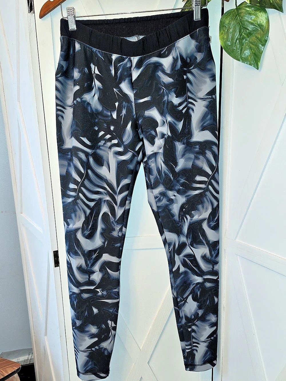Nike Abstract Print Scuba Leggings in Black & Blue Size Medium